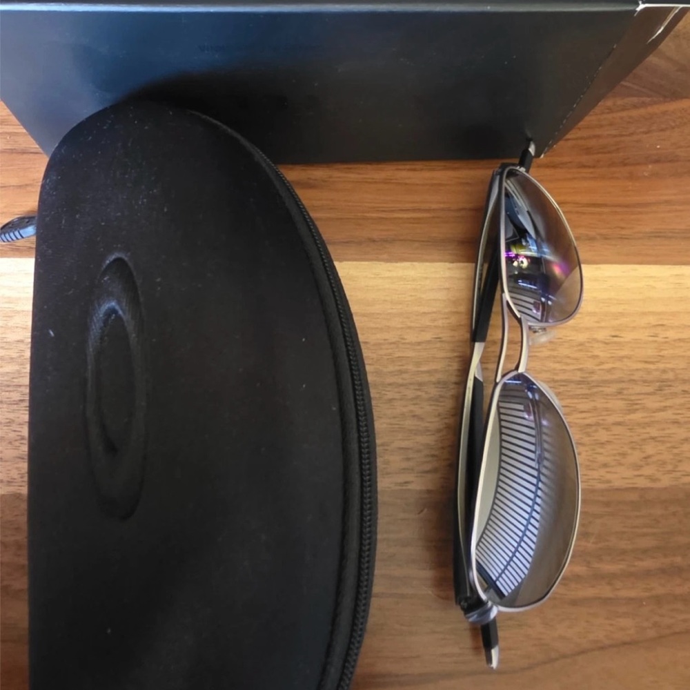 Oakley men’s Contrail Ti Metallic Gray Sunglasses, black /gray lens polarized